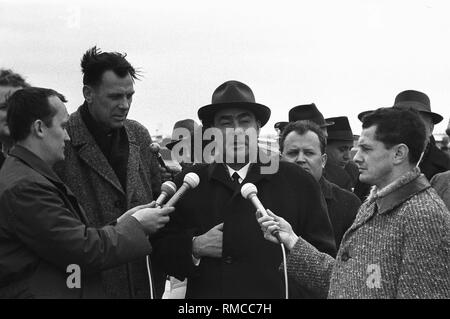 Der Generalsekretär der KPDSU, Leonid Breschnew, wird von Journalisten am Flughafen Erfurt interviewt. Stockfoto