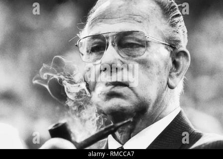 Heinz Oskar Vetter, Vorsitzender des Deutschen Gewerkschaftsbundes, auf dem Parteitag der SPD in der Olympiahalle am 19. April 1982. Stockfoto