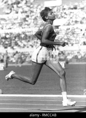 Die US-Athlet Wilma Rudolph bei den Olympischen Spielen 1960 in Rom. Sie gewann insgesamt drei Goldmedaillen in den Wettbewerben im 100-und 200-Meter einzelne Ereignisse und den Sprint Relais. Stockfoto