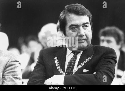 Dr. Winfried Zehetmeier, Mitglied der CSU und zweiter Bürgermeister, als Vertreter der Stadt München bei der Eröffnung der Bundesparteitag der SPD in der Olympiahalle am 19. April 1982. Stockfoto