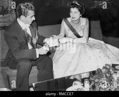 Ahmad Schah Reza Pahlevi und seine Frau Kaiserin Soraya bei einem Besuch in München. Stockfoto