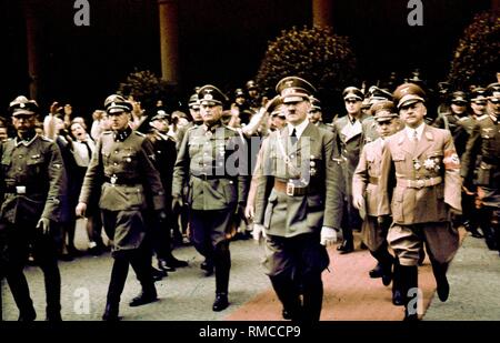 Adolf Hitler in München. Das Foto wurde aufgenommen, als Mussolini München im Jahre 1940 besucht. Auf der Nächsten zu Hitler Feldmarschall Wilhelm Keitel, links, vorne auf der rechten Seite, der Gauleiter von München Adolf Wagner, der hinter Wagner, das Corps Führer der NSKK Adolf Huehnlein, zwischen Hitler und Huehnlein links im Hintergrund, Außenminister Joachim von Ribbentrop, hinter Hitler (versteckte) Hermann Göring. Auf der linken Seite am Rand, der Bodyguard der SS. Stockfoto