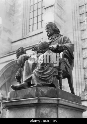 Der Erzähler Christoph von Dinkelsbühl in Dinkelsbühl geboren, auf dem Denkmal auf dem Marktplatz vor der St. Georg Kirche. Stockfoto