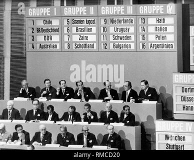 World Cup draw in Frankfurt: Blick auf die Langwierigen Gruppenspiele für die Fußball-Weltmeisterschaft in Deutschland, im Vordergrund das FIFA-Exekutivkomitee. Stockfoto