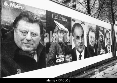 Kampagne Plakate der CSU in München Paul-Heyse-Straße mit den Bildern von Franz Josef Strauss und Bundeskanzler Helmut Kohl, zwischen ihnen ein Wahlplakat, das mit der Anzeige "Strahl der Hoffnung 6. März CSU' (englische Übersetzung). Stockfoto