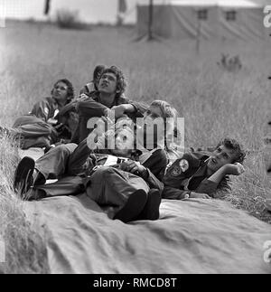Mitglieder der Gesellschaft für Sport und Technik (Sport und Technik (GST) Gesellschaft) während der vormilitärischen Ausbildung. Die GST bietet auch militärische Ausbildung in der DDR. Stockfoto