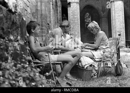 Picknick, Zuhörer im Sommer Konzert im Kloster Chorin, Chorin, 14.06.1983. Stockfoto