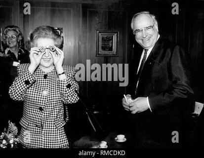 Während des 19. deutsch-britischen Konsultationen Premierministerin Thatcher (Links) verwendet eine torgnette das war ein Geschenk von Bundeskanzler Helmut Kohl (rechts). Stockfoto