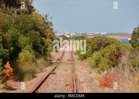 Leere Rail Track in der Nähe des Strandes in Victor Harbor, South Australia Stockfoto