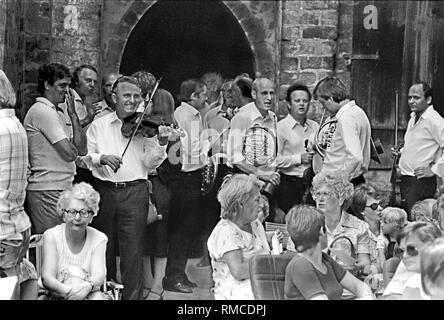 Musiker und Zuhörer, vor dem Konzert im Kloster Hof, im Sommer Konzert im Kloster Chorin, Chorin, 14.06.1983. Stockfoto