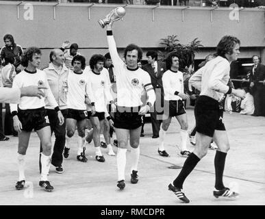 Nach dem Finale der FIFA WM in München (2-1 Sieg über die Niederlande) Kapitän Franz Beckenbauer die Trophäe erhält. Stockfoto