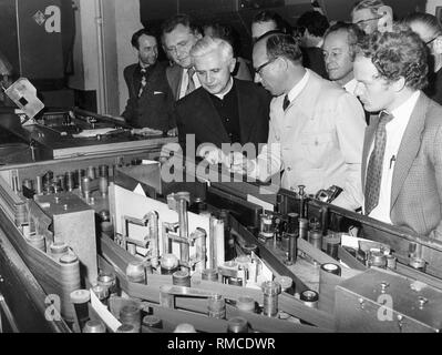 Joseph Kardinal Ratzinger, Erzbischof von München und Freising (links), besuchte die Bahn Post und das Paket per Post Office München 3 mit der Präsident der Oberpostdirektion München, Alfred Meier. Stockfoto