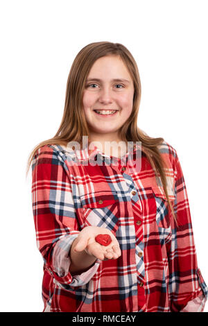 Mädchen mit Schokolade Herz In Der Hand. Stockfoto