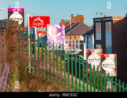 Für den Verkauf und den Schildern zu lassen, auf einer Wohnsiedlung, Lytham St. Anne's, Lancashire. Stockfoto