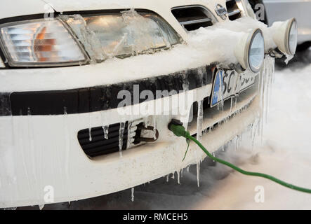 Ein elektrisches Auto im Schnee, Saariselka, Finnland aufgeladen. Stockfoto