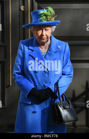 Königin Elizabeth II. Bei einem Besuch in Watergate House in London die 100-Jahrfeier der GCHQ, der britischen Intelligenz, Sicherheit und Cyber Agentur zu markieren. Stockfoto