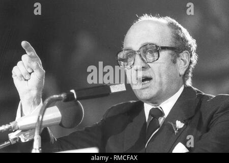 Der FDP-Politiker Otto Graf Lambsdorff auf einer Wahlkampfveranstaltung der FDP im Hofbräuhaus in München am 2. März 1983. Stockfoto
