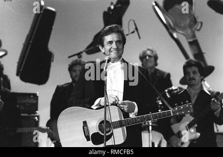 Country star Johnny Cash (Foto) wird für eine allergische Reaktion, die in einem Krankenhaus in Nashville, Tennessee behandelt. Der 70-jährige leidet an einer neurologischen Krankheit, macht ihn sehr anfällig für Lungenentzündungen. Stockfoto