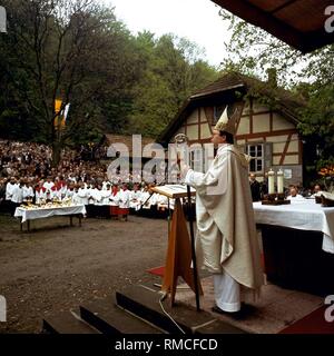 Bei der Katholischen Männer Wallfahrt im Eichsfeld, der Bischof von Erfurt Reden an die Gläubigen. Stockfoto