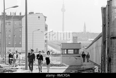 Die ehemalige Grenze Sicherheit Einrichtungen wie Wachtürme und eingeschränkten Bereichen werden immer mehr zu einem beliebten Ziel für Berliner aus Ost und West. Das Bild zeigt das ehemalige Sperrgebiet auf der Behmstrasse im Bezirk Prenzlauer Berg. Stockfoto