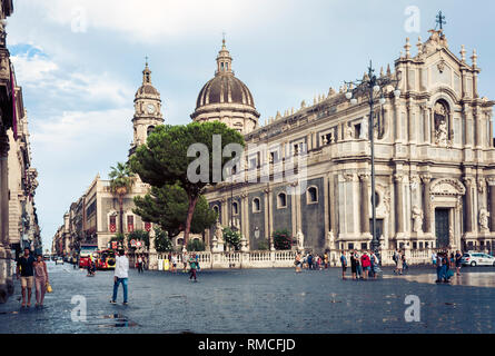 Catania, Sizilien, Italien - 15 August, 2018: die Menschen gehen auf den historischen Platz der Stadt in der Nähe der Kathedrale die hl. Agatha gewidmet Stockfoto