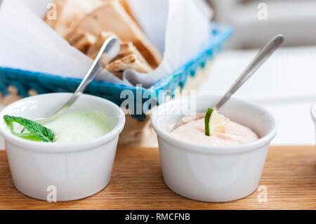 Saucen in kleinen Schüsseln und Tortillas in den Korb - fertig für traditionelle meze Abendessen. Stockfoto