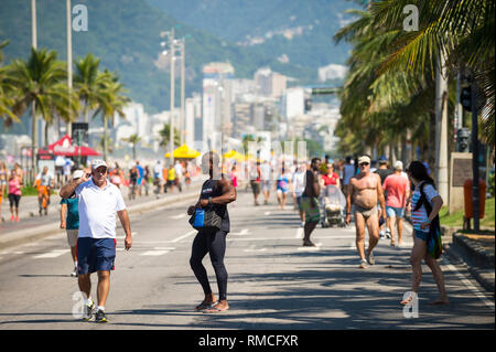 RIO DE JANEIRO - 6. MÄRZ 2016: Fußgänger profitieren Sie von einem autofreien Sonntag Nachmittag auf der Strandpromenade Avenida Vieira Souto Straße in Ipanema. Stockfoto