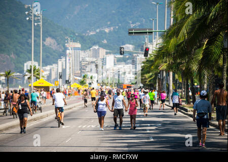 RIO DE JANEIRO - 6. MÄRZ 2016: Fußgänger profitieren Sie von einem autofreien Sonntag Nachmittag auf der Strandpromenade Avenida Vieira Souto Straße in Ipanema. Stockfoto