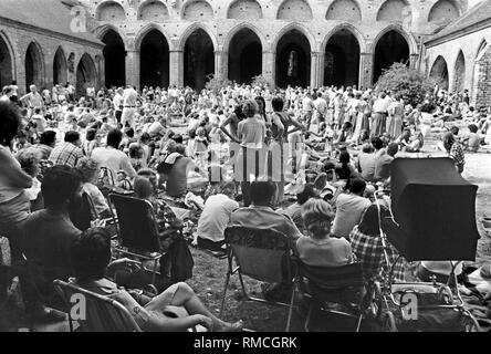 Zuhörer bei einem Konzert im Kloster Hof, im Sommer Konzert im Kloster Chorin, Chorin, 14.06.1983. Stockfoto