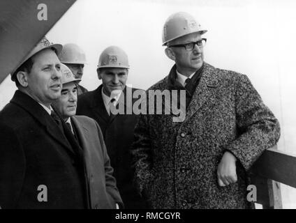 Gerhard Probst (SED), Stellvertretender Minister für Post und Telekommunikation in der DDR, besucht die Baustelle der Fernsehturm am Alexanderplatz Berlin mit einer sowjetischen Delegation. Foto vom 15. Oktober 1972. Stockfoto