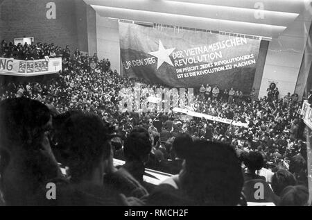 An der Internationalen Vietnam Kongress in den Räumen der Technischen Universität Berlin, der deutschen Studentenbewegung seine Solidarität mit der Kommunistischen Revolutionäre in Vietnam ausgedrückt. Stockfoto