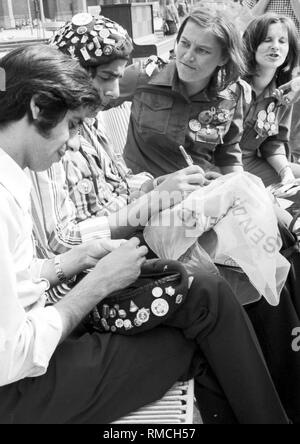 Die Weltfestspiele der Jugend und Studenten zwischen dem 28. Juli - 5. August, 1973 in Ost-Berlin: junge Menschen aus der DDR treffen ausländische Gäste. Stockfoto