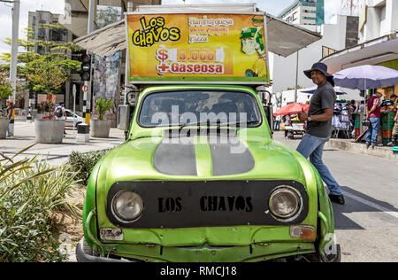 Classic Renault 4 Van Cafe in Medellin Kolumbien Südamerika Stockfoto