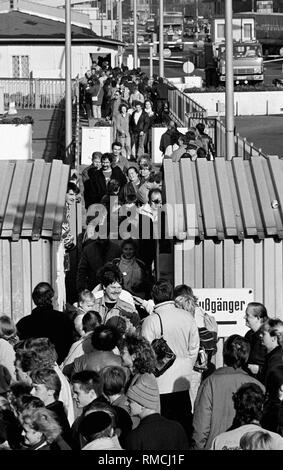 Berlin, 10. November 1989 Bürger aus den östlichen Teil von Berlin nehmen Sie die Gelegenheit zu einem kurzen Besuch im westlichen Teil der Stadt, nach der Öffnung der Grenze in der Nacht des 9. November, 1989 / Sie mit Begeisterung aufgenommen. Das Bild zeigt einen Gruß Szene am Grenzübergang Heinrich-Heine-Straße im Stadtteil Kreuzberg Stockfoto