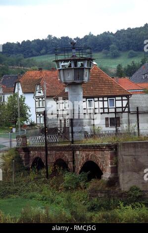 Das Dorf Lindewerra in der DDR an der Innerdeutschen Grenze an der Grenze Fluss Werra, jenseits des Zaunes ist ein Ort in Hessen. Stockfoto