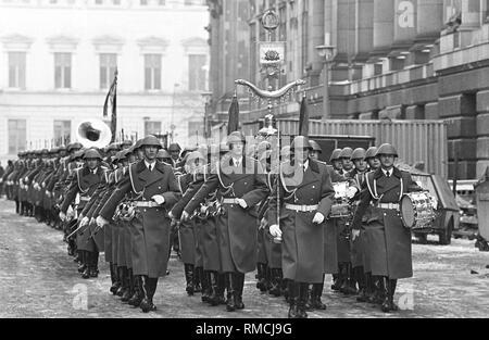 Die schutzvorrichtung Regiment' jenem Friedrich-Engels' auf die Rückkehr März zu Ihrer Unterkunft. Bisher nahmen sie an die gröberen Wachaufzug Wechsel der Ehrengarde (Parade) an der Gedenkstätte für die Opfer des Faschismus und Militarismus auf der Straße Unter den Linden in Ost-Berlin. Anlass ist der 30. Jahrestag der Gründung der NVA. Stockfoto