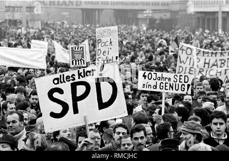 Demonstration der SPD am Alexanderplatz in Ost-Berlin. Die wichtigste Forderung der Demonstranten gegen die Alleinherrschaft der SED gerichtet und für die Durchführung von allgemeinen und freien Wahlen in der DDR. Stockfoto