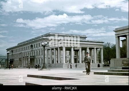 Im Jahr 1935 Der Königsplatz wurde nach den Entwürfen des Architekten Paul Ludwig Troost. Hier wurden gebaut, eine so genannte "Fuehrerbau" (links) und Ehrentempels für die Särge der Nazis getötet in der Bierhalle Putsch (in der Mitte und auf der rechten Seite am Rand des Bildes). Der Ort war gepflastert mit Natursteinplatten und umgebaut als Platz für Paraden. Stockfoto