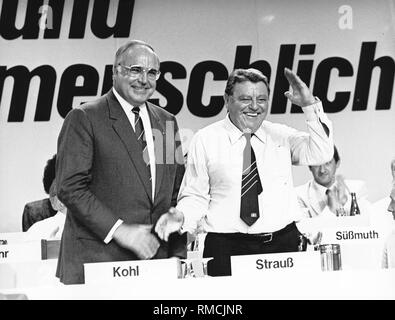 Bundeskanzler Helmut Kohl (CDU) mit dem Bayerischen Ministerpräsidenten Franz Josef Strauß (CSU) auf dem Bundesparteitag der CDU in Mainz wenige Tage vor der Landtagswahl in Bayern. Im Hintergrund rechts, Rita Suessmuth. Stockfoto