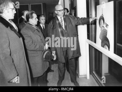 Gerhard Probst (SED), Stellvertretender Minister für Post und Telekommunikation in der DDR, zeigt den Aufbau der Fernsehturm Berlin eine sowjetische Delegation. Foto vom 15. Oktober 1972. Stockfoto