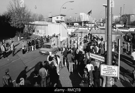 Berlin, 10. November 1989 - die Bürger aus den östlichen Teil von Berlin nehmen Sie die Gelegenheit zu einem kurzen Besuch im westlichen Teil der Stadt, nach der Öffnung der Grenze in der Nacht vom 9. November 1989 zu machen. Sie sind begeistert von West-berliner begrüßt. Das Bild zeigt die Situation am Grenzübergang Heinrich-Heine-Straße im Stadtteil Kreuzberg. Stockfoto