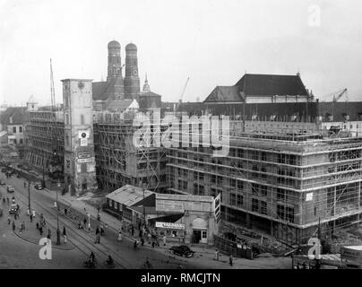 Wiederaufbau 1954 in München: Die Neue Maxburg Baustelle am Lenbachplatz in der Münchner Innenstadt. Vom Vorgängerbau, der Herzog-Max-Burg, nur der Renaissance Tower blieb erhalten. Im Hintergrund die Türme der Frauenkirche Stockfoto