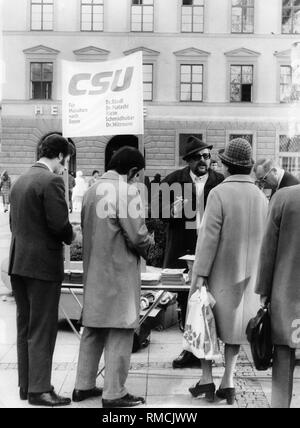 Infostand der CSU in der Fußgängerzone Kaufingerstraße in München. Auf einem Plakat steht "CSU für München nach Bonn Dr. Riedl, Dr. Matschl, Klein, Schmidhuber, Dr. Wittmann." Stockfoto