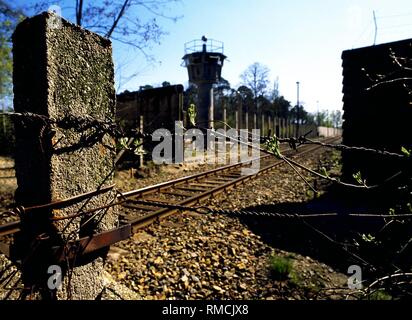 Barriere an der Eisenbahn Grenzübergangsstelle Staaken an der Berliner Mauer, fotografiert von Berlin-West in den Jahren 1984-1987. Stockfoto