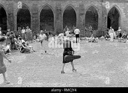 Musiker vor einem Konzert, Zuhörer im Klosterhof, im Sommer Konzert im Kloster Chorin, Chorin, 14.06.1983, Stockfoto