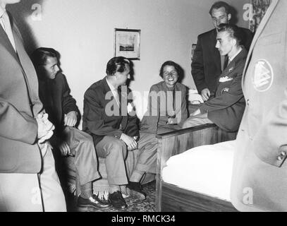Nach dem Gewinn seines ersten Wm 1954 die Deutsche Nationalmannschaft war für einen Empfang in Lindau eingeladen. Sprechen mehrere Personen in einem Schlafzimmer. Rechts im Bild das Fußball-Spieler Jupp Posipal und Horst Eckel. Stockfoto