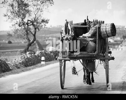 Bäuerin auf einer Straße in Apulien. Stockfoto