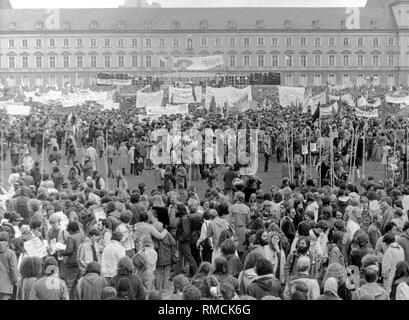 Menschen für Frieden und Abrüstung vor der Universität Bonn im Hofgarten zu demonstrieren. Stockfoto