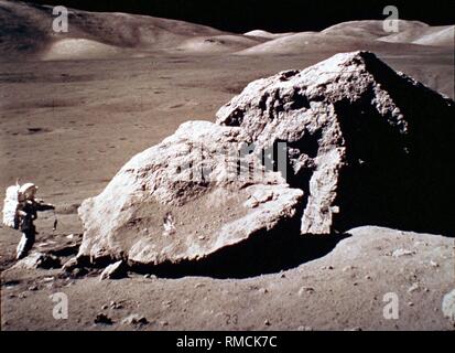 Harrison H. Schmitt, Astronaut der Apollo 17 und Pilot der Mondlandefähre "Challenger", in der vor einem Mond Rock. Apollo 17 (Dezember 1972) war der letzte bemannte Mondlandung der NASA. Stockfoto