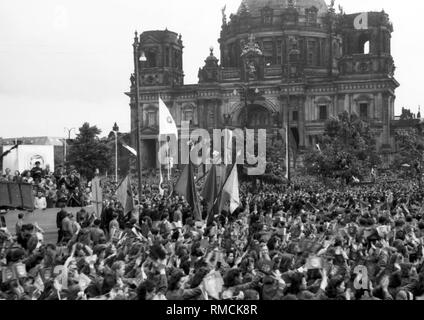 Massenbereitstellung von Mitglieder der FDJ am Ende der Deutschlandtreffen (Deutschland) der DDR-Jugendorganisation in Ost Berlin, vor dem Dom am Lustgarten. Stockfoto